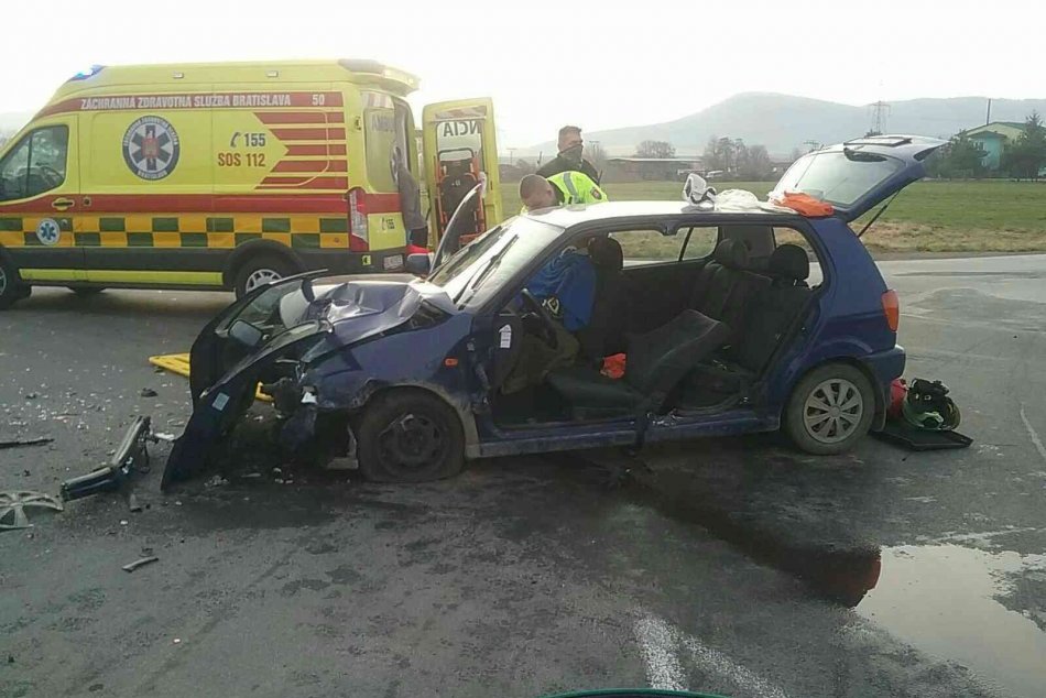 Ilustračný obrázok k článku Vážna nehoda pri Veľkých Uherciach: Z miesta hlásia štyroch zranených, FOTO