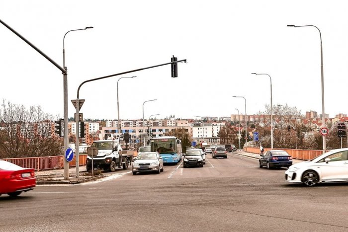 Ilustračný obrázok k článku Kamióny sa už na Cabajský most nedostanú: Polícia upozorňuje na OBCHÁDZKOVÉ trasy