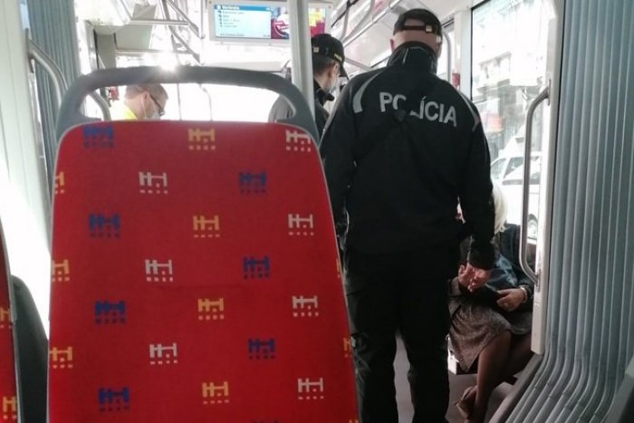 Ilustračný obrázok k článku Násilie v električke: BITKU odštartovalo upozornenie na nenasadený RESPIRÁTOR