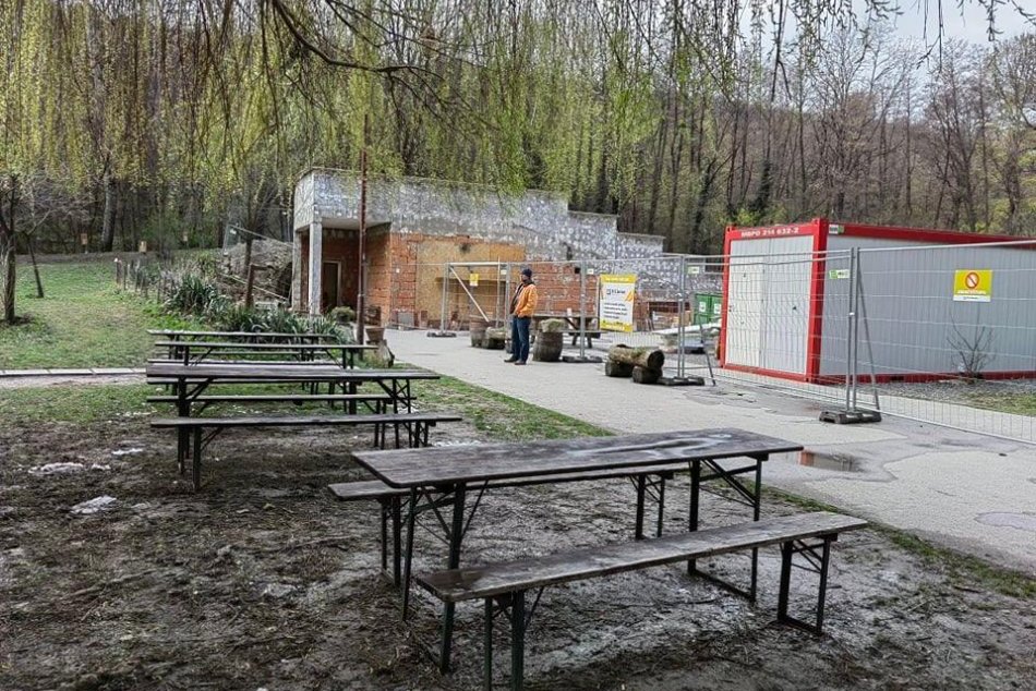 Ilustračný obrázok k článku FOTO: Lavičky pri rybníku aj NOVÝ bufet. Na Železnej studničke sa maká ostošesť