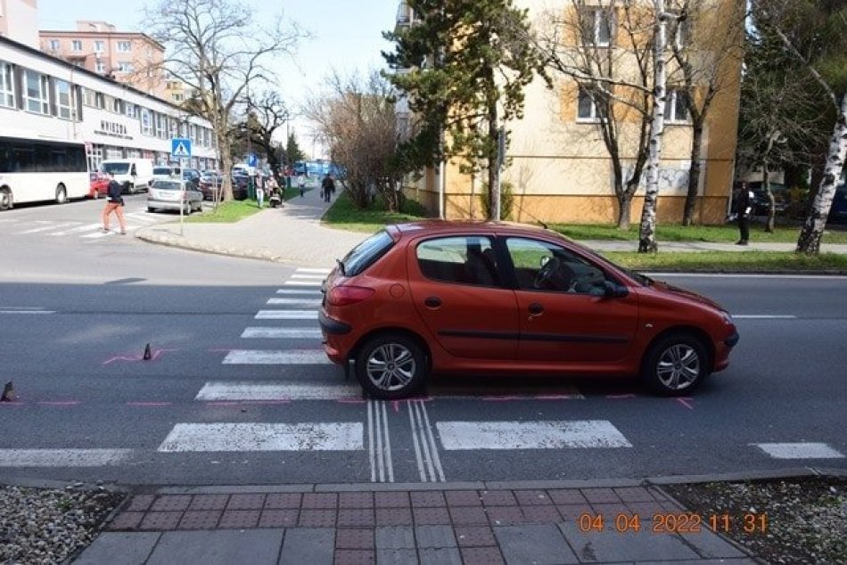 Ilustračný obrázok k článku Auto zrazilo v Lučenci chodkyňu priamo na priechode: Skončila v nemocnici, FOTO