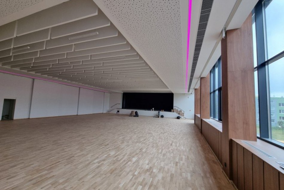 Ilustračný obrázok k článku Rekonštrukcia Kultúrneho domu pomaly finišuje: Vynovili aj tanečný parket, FOTO