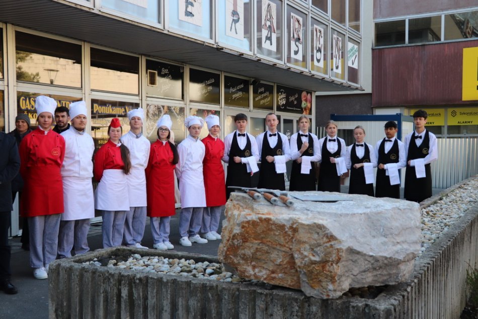 Ilustračný obrázok k článku Gastrocentrum pod Brezinou v Trenčíne sa začalo meniť ma modernú budovu, FOTO