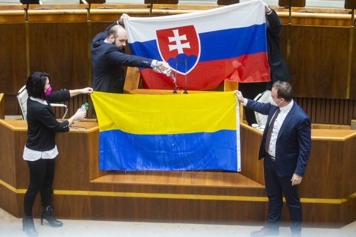 Ilustračný obrázok k článku SVET O SLOVENSKU: V Amerike sa šíri HOAX o tom, že podporujeme Rusko a vystupujeme z NATO