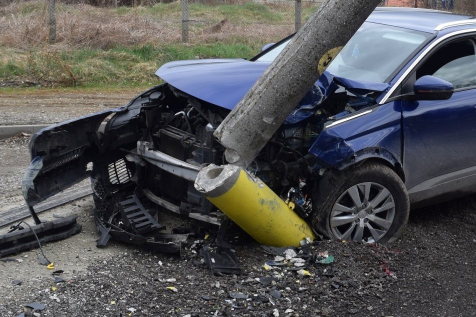 Ilustračný obrázok k článku Policajná naháňačka: Muž poslal auto do stĺpa, potom sa chcel skryť, FOTO