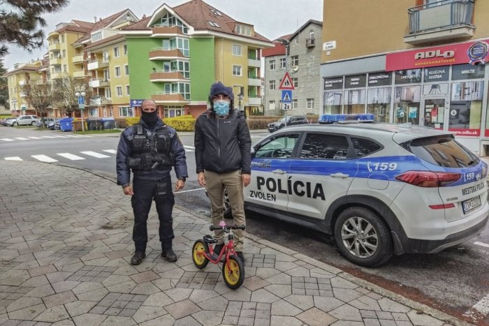 Ilustračný obrázok k článku Nevšedný zásah vo Zvolene: Jakubova dcérka prišla o odrážadlo, pomohli kamery