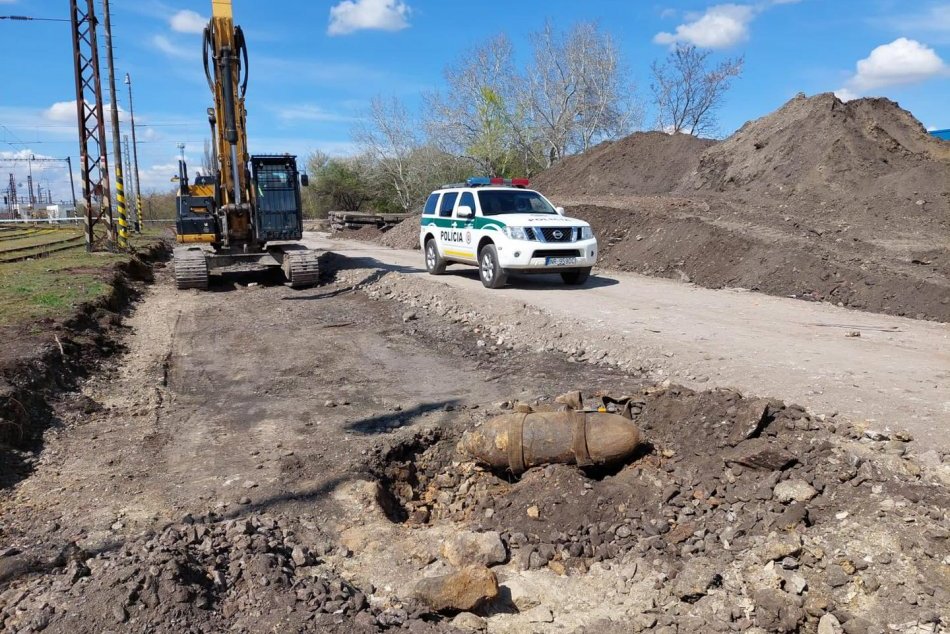 Ilustračný obrázok k článku Obyvateľov museli evakuovať: Pri výkopových prácach našli 220-kilogramovú BOMBU!