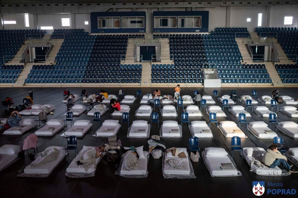 Ilustračný obrázok k článku Nocľah PRIAMO na palubovke: Hala v Poprade sa zmenila na utečenecké centrum, FOTO