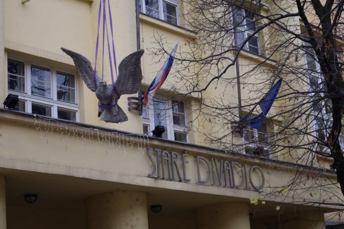 Ilustračný obrázok k článku Na budovu Starého divadla vrátia sochy sokolov: Cesta bude UZAVRETÁ