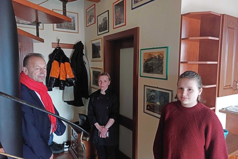 Ilustračný obrázok k článku Dojímavé stretnutie s kuchárkou Mariou: Opisuje hrôzy a so slzami ďakuje za prácu, FOTO