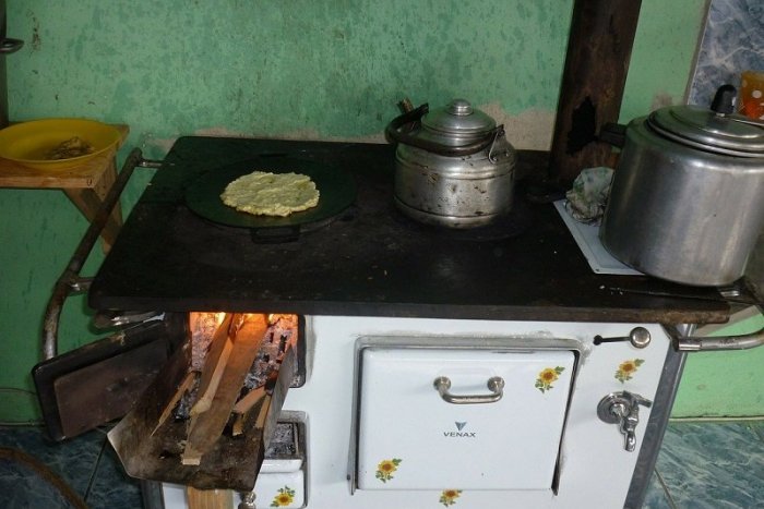 Ilustračný obrázok k článku Česi PANIKÁRIA! Boja sa drahej elektriny a výpadkov plynu, VYKÚPILI sporáky na tuhé palivo