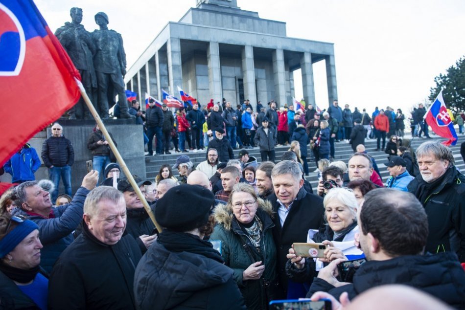 Ilustračný obrázok k článku Na Slavíne sa zhromaždili stovky ľudí "za mier": Fico opäť kritizoval prezidentku, FOTO