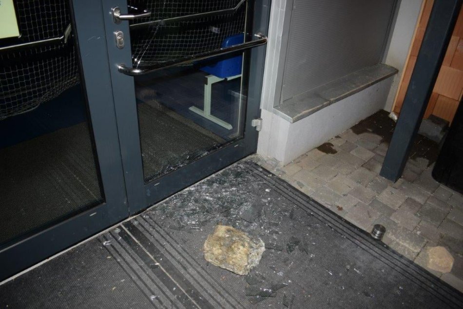 Ilustračný obrázok k článku Nepochopiteľné vyčíňanie pri Trnave: Odniesli si to okná i zaparkované autá, FOTO