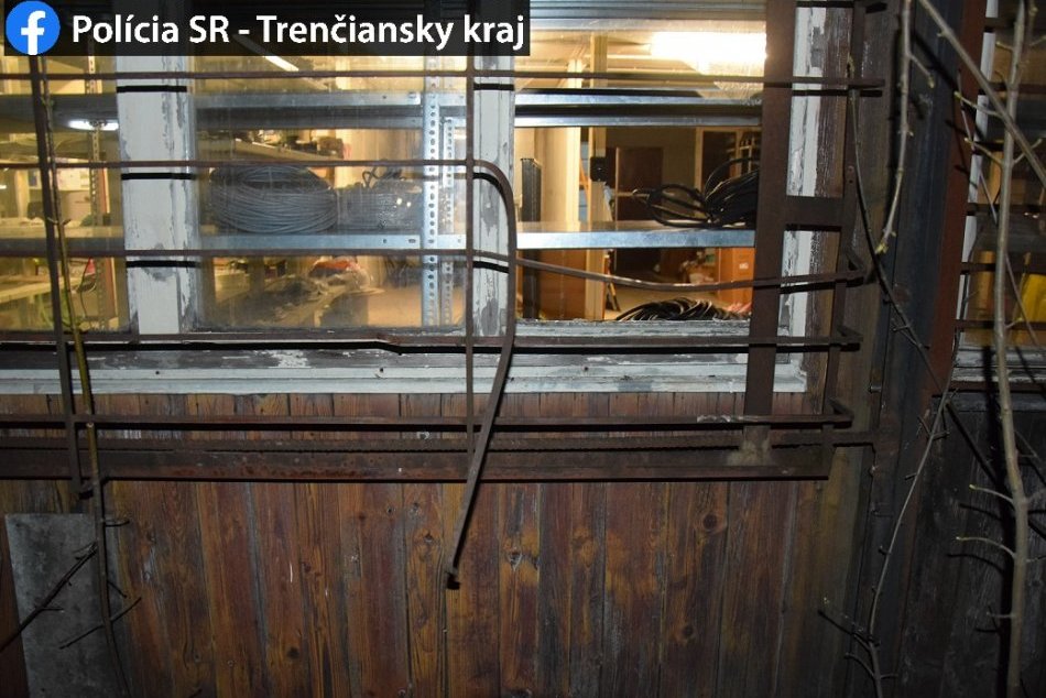 Ilustračný obrázok k článku Kuriózna krádež na Považí: Zlodeji sa aj s lupom schovali na WC, FOTO