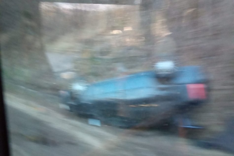 Ilustračný obrázok k článku Na Horehroní skončilo auto na streche: Hlásia 3 zranené osoby! FOTO