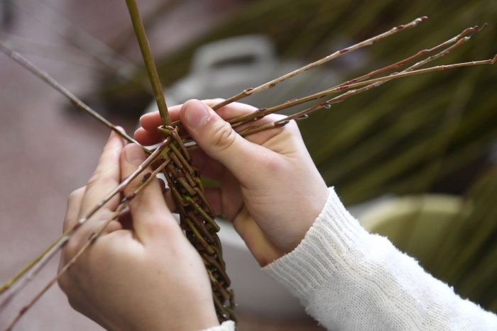 Ilustračný obrázok k článku Upleťte si vlastný veľkonočný korbáč: S týmto NÁVODOM to zvládne každý!