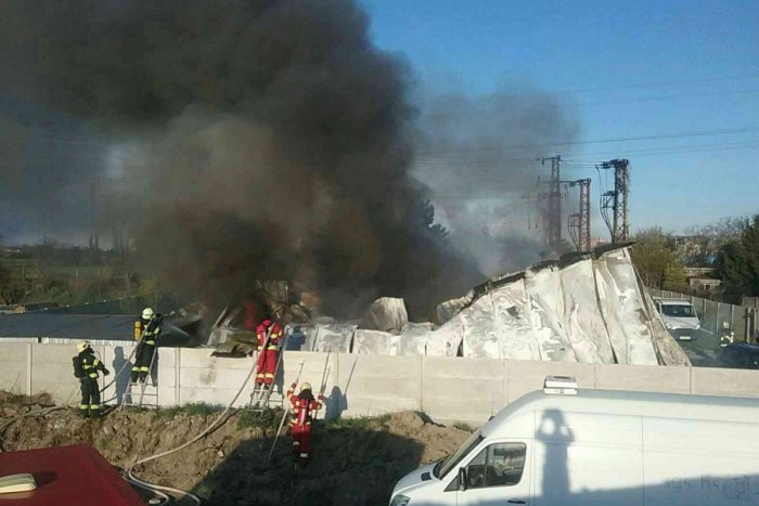 Ilustračný obrázok k článku V Bratislave HORÍ autoservis: Dym vidieť na kilometre ďaleko, na mieste sú už hasiči