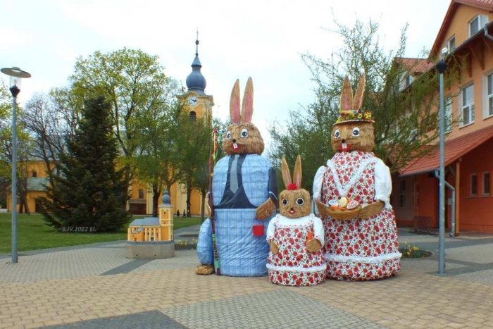 Ilustračný obrázok k článku Zajačia rodinka je späť: Takúto veľkonočnú výzdobu majú len pri Nitre, FOTO