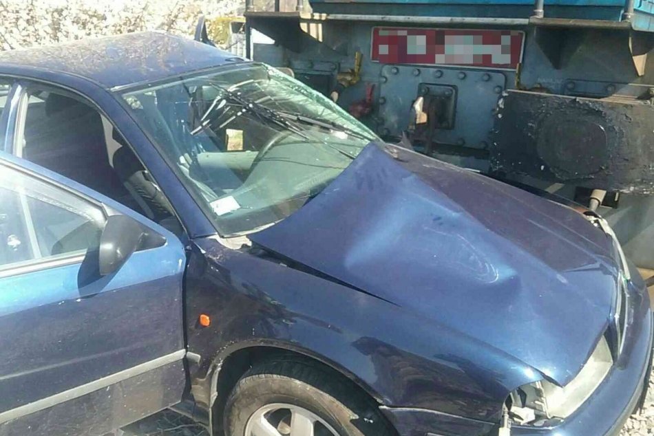 Ilustračný obrázok k článku Blízko tragédie: Zranená vodička po zrážke s vlakom skončila v sanitke, FOTO