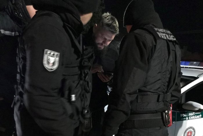 Ilustračný obrázok k článku Mladé dievča zablúdilo v lesoch Tribeča: V noci ju našli až pri Zlatne