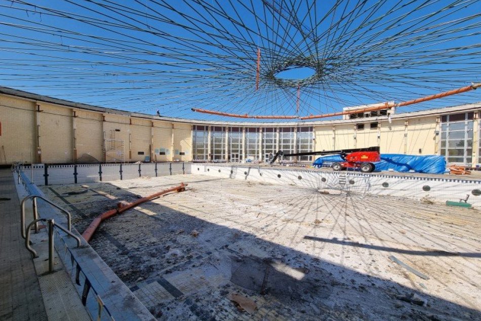 Ilustračný obrázok k článku Stará strecha je preč: Plaváreň v Šali už onedlho dostane novú, FOTO