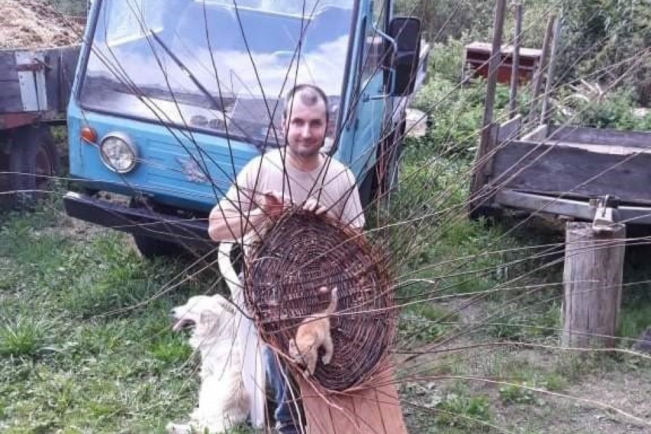 Ilustračný obrázok k článku Nezvyčajné hobby údržbára zvolenskej nemocnice: Pletie korbáče a košíky, FOTO