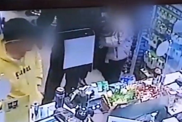 Ilustračný obrázok k článku Ukrajinci dobili zákazníka na benzínke! Neprestali ani vtedy, keď ležal na zemi