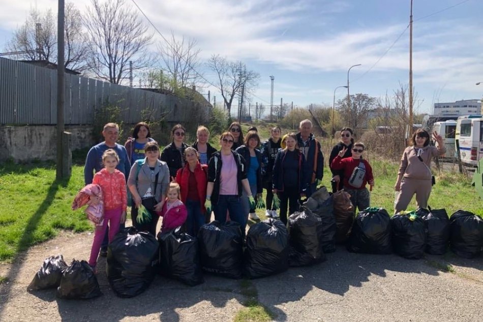 Ilustračný obrázok k článku Ukrajinci sa poďakovali za pomoc prácou. Spoločne vyčistili Staré Mesto, FOTO