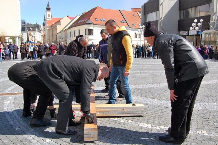 Ilustračný obrázok k článku Veriaci v mĺkvom sprievode niesli kríž na obnovenú kalváriu