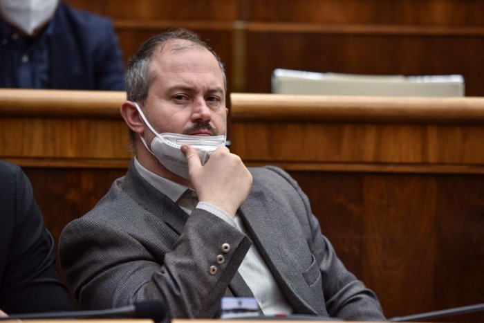 Ilustračný obrázok k článku Koniec Kotlebu v politike? Odsúdený poslanec podľa právnika nemôže byť ani asistentom