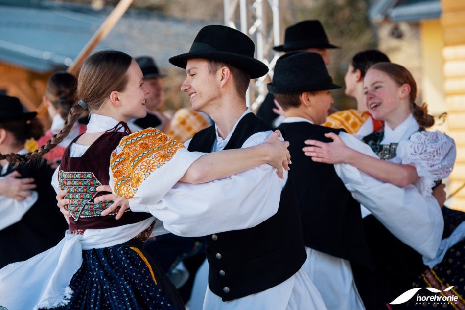 Ilustračný obrázok k článku Lyžiari na Horehroní privítali jar: Na svoje si prišli milovníci folklóru aj tradícií, FOTO
