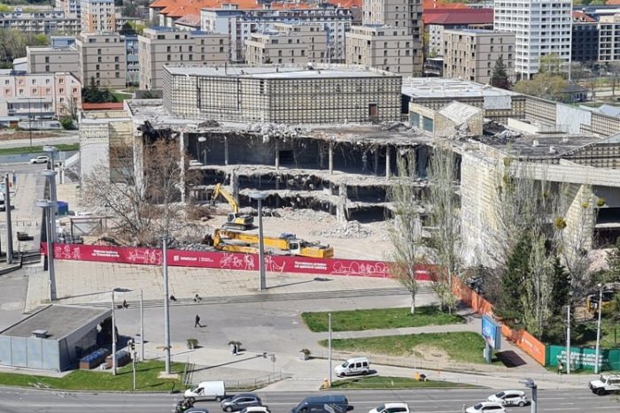 Ilustračný obrázok k článku Istropolis nenávratne mizne: Zostane iba MRAMOROVÝ obklad, TU si ho budete môcť pozrieť