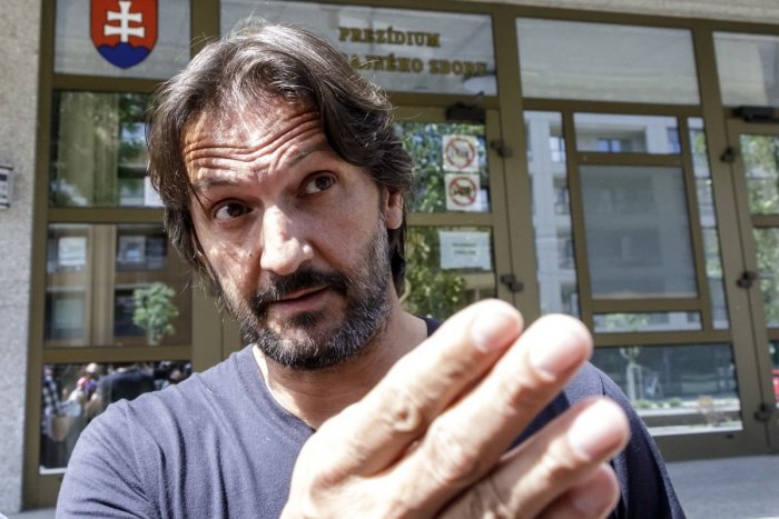 Ilustračný obrázok k článku DETAILY zo zadržania Kaliňáka: Zatkli ho pred chatou, dovolili mu ROZLÚČKU s rodinou