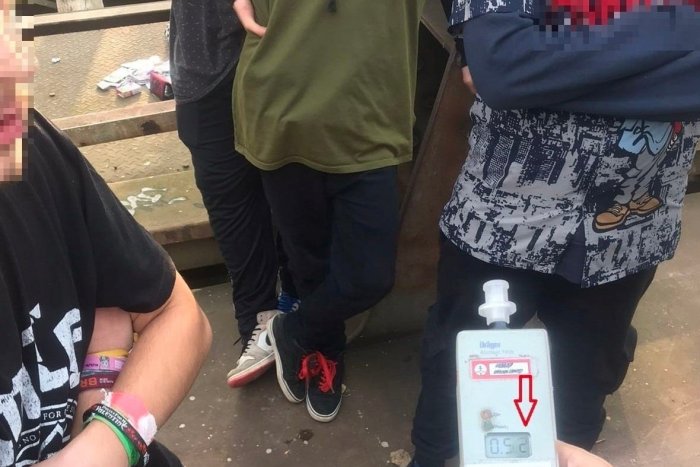 Ilustračný obrázok k článku Načapali opitých mladistvých i dieťa: Policajti zavolali sociálke aj rodičom