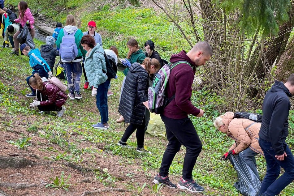 Ilustračný obrázok k článku Ukrajinci sa poďakovali Bystričanom: Do upratovania sa pustili matky aj s deťmi, FOTO