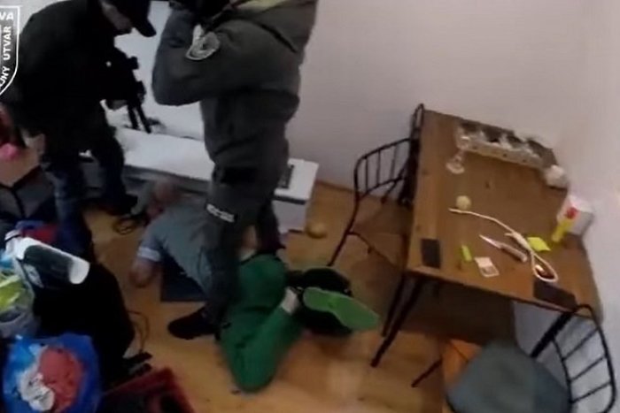 Ilustračný obrázok k článku Drogy pre babku, dedka i otca! Do biznisu s „perníkom“ bolo zapojené len 16-ročné dievča!