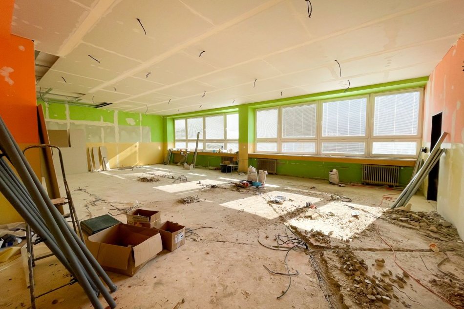 Ilustračný obrázok k článku Bystrické školy vybavia modernými učebňami: Dočká sa až 40 tried, FOTO