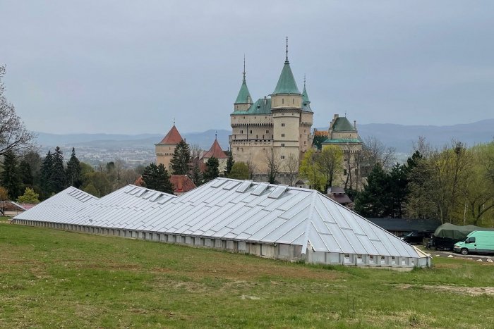 Ilustračný obrázok k článku Bojničania chcú stavebný STOP pri zámku: Investor hovorí o predvolebnej kampani