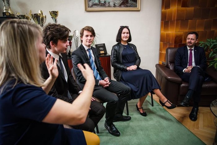 Ilustračný obrázok k článku Do Košíc prišiel aj Heger. Stretol sa s gymnazistami, ktorí uspeli na medzinárodnej súťaži