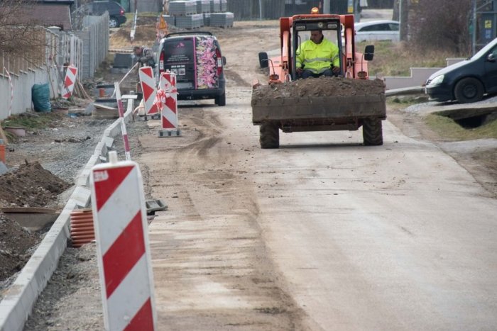 Ilustračný obrázok k článku Rekonštrukcia cesty na Čermáni pokračuje: V týchto termínoch bude úplne UZAVRETÁ