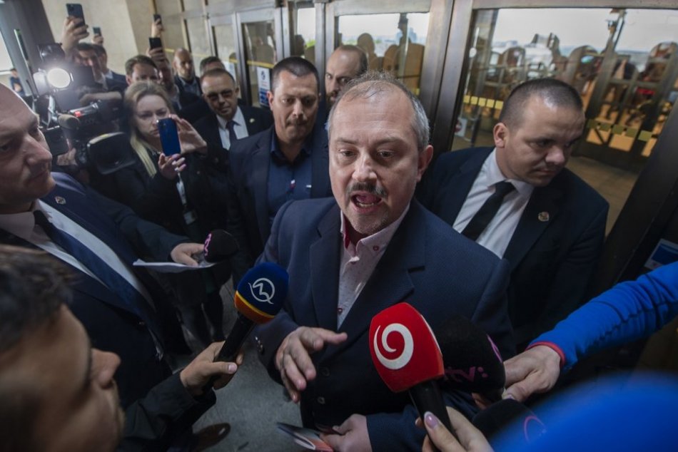 Ilustračný obrázok k článku Koltebovci v tom majú jasno: Všetci siedmi poslanci z ĽSNS podporia PÁD VLÁDY