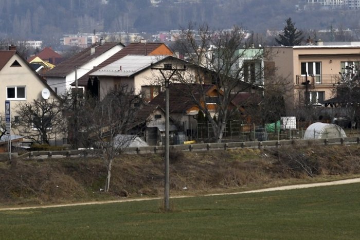 Ilustračný obrázok k článku Agresívny pes VYVALIL bránu a napadol menšieho psa: Na BRUTÁLNY útok sa pozerali malé deti