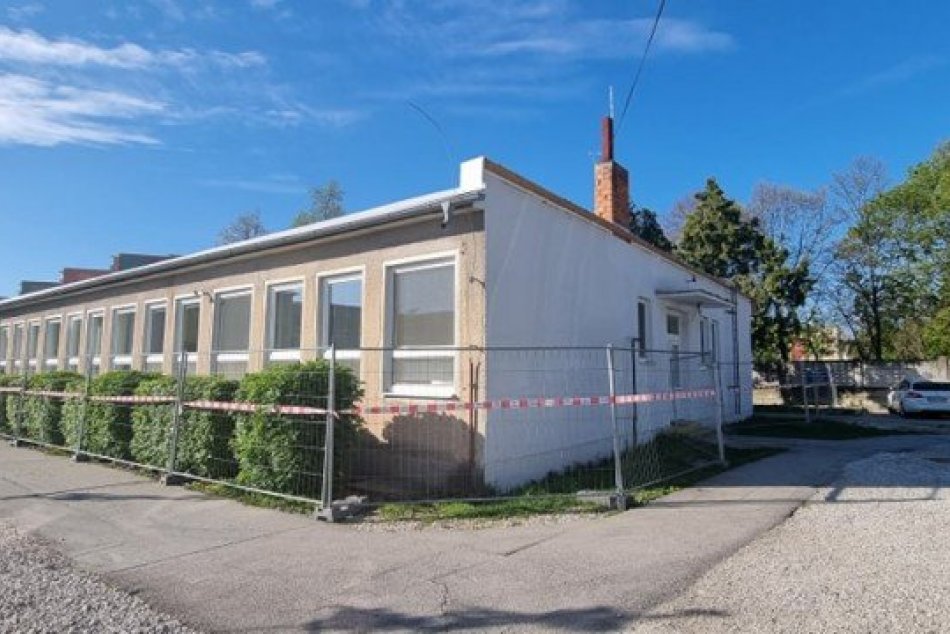 Ilustračný obrázok k článku Rekonštrukcia školy pokračuje: Nový šat dostane telocvičňa aj školský klub, FOTO