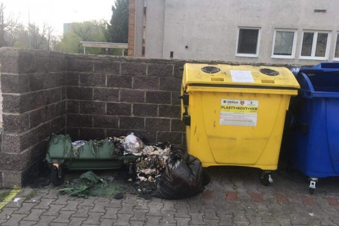 Ilustračný obrázok k článku Šaľa rieši vážny problém: Počas jediného mesiaca ZHORELI už tri kontajnery