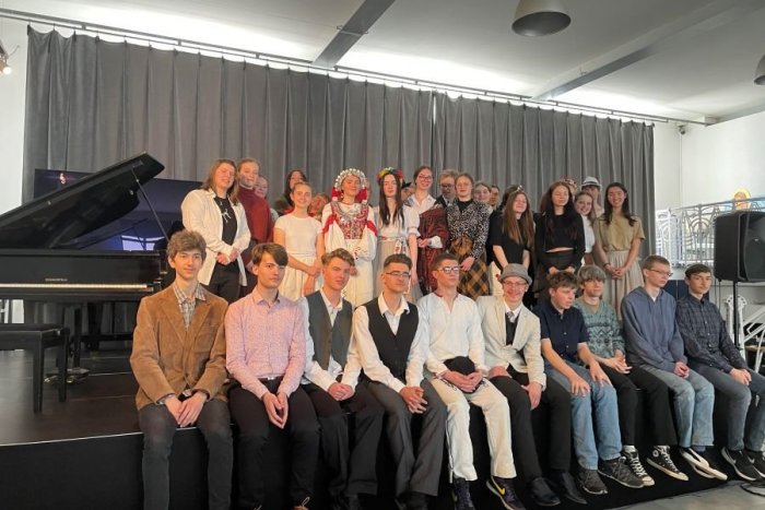 Ilustračný obrázok k článku Deň divadla popradských bilingvalistov v Tatranskej galérii. Po dvoch rokoch opäť naživo