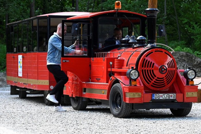 Ilustračný obrázok k článku V Trenčianskych Tepliciach OTVÁRAJÚ sezónu: Po meste začne jazdiť Vláčik Kúpeláčik