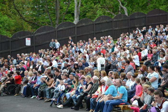 Ilustračný obrázok k článku Humenský amfiteáter cez víkend ožije. Prvý máj bude patriť folklóru