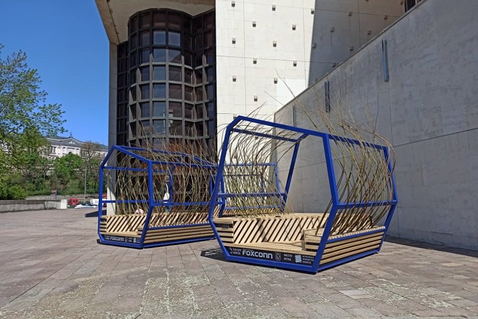 Ilustračný obrázok k článku Nitra má ďalšie unikátne posedenie: Originálne kúsky pribudli pred divadlom, FOTO