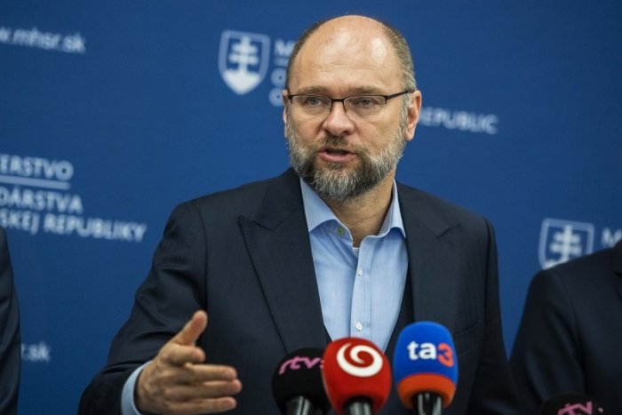 Ilustračný obrázok k článku Sulík vracia úder: ZÁSAH do televíznych diskusií, je rovnaká  BLBOSŤ ako vládne noviny