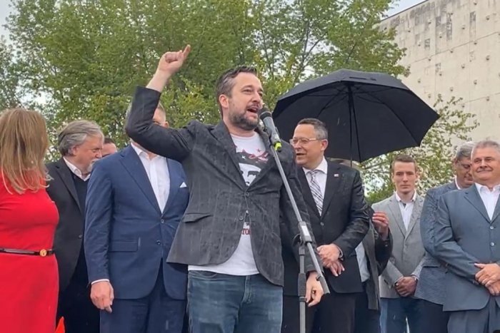 Ilustračný obrázok k článku Po Blahovom príhovore padli VULGARIZMY na adresu prezidentky: Čaputová je americká k...a!